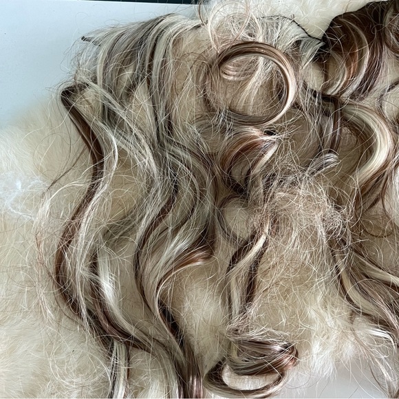 Clip On 23” Hair Extensions - Picture 4 of 6